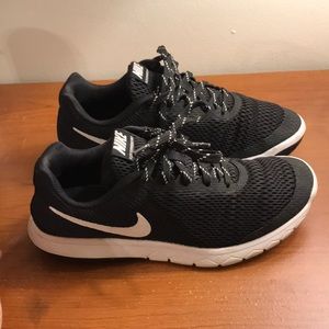 Black nike shoes women’s size 6.5